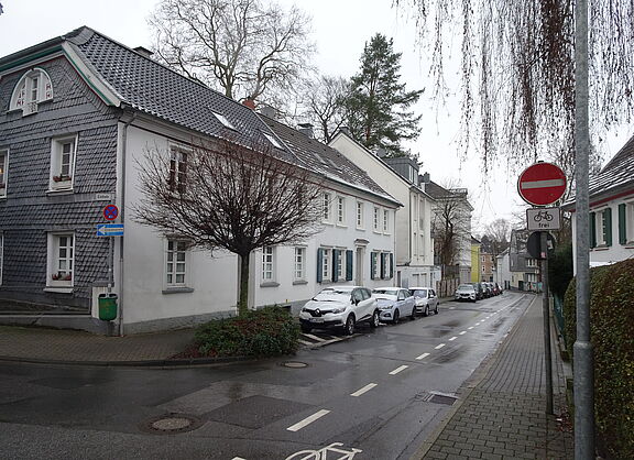Fahrradfahrende dürfen in der Lutterbecker Straße entgegen der Einbahnstraßenregelung fahren.