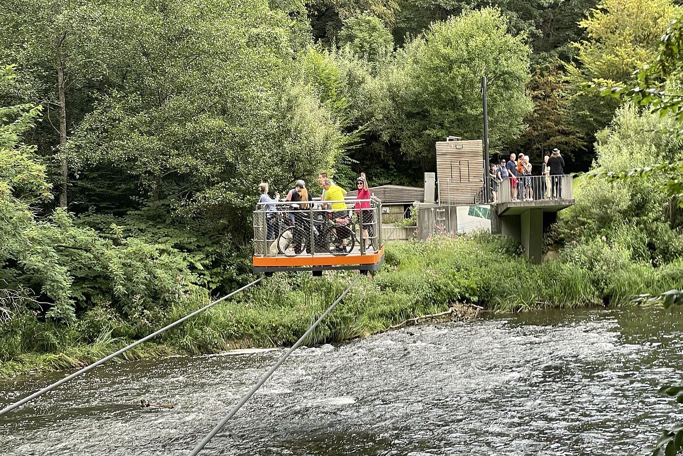 Eine Schwebefähre schwebt über die Wupper