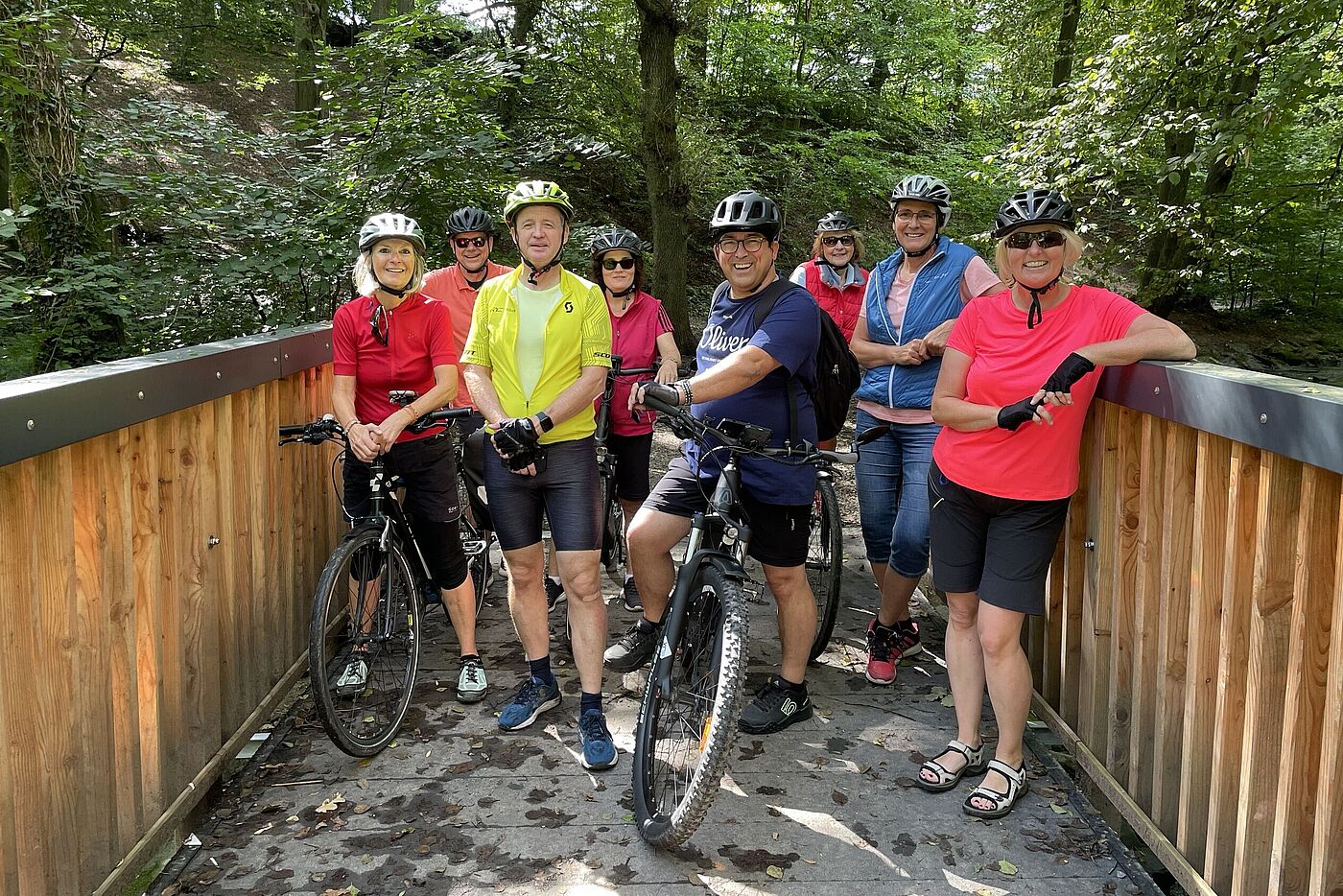 Gruppenbild  auf einer Brücke