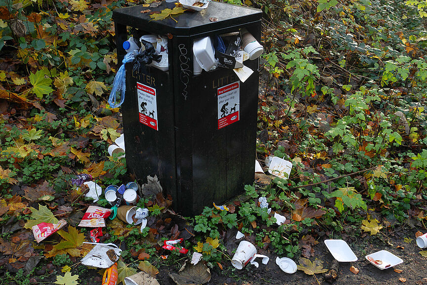 Muell im Park Müll im Park Mülltonne voll