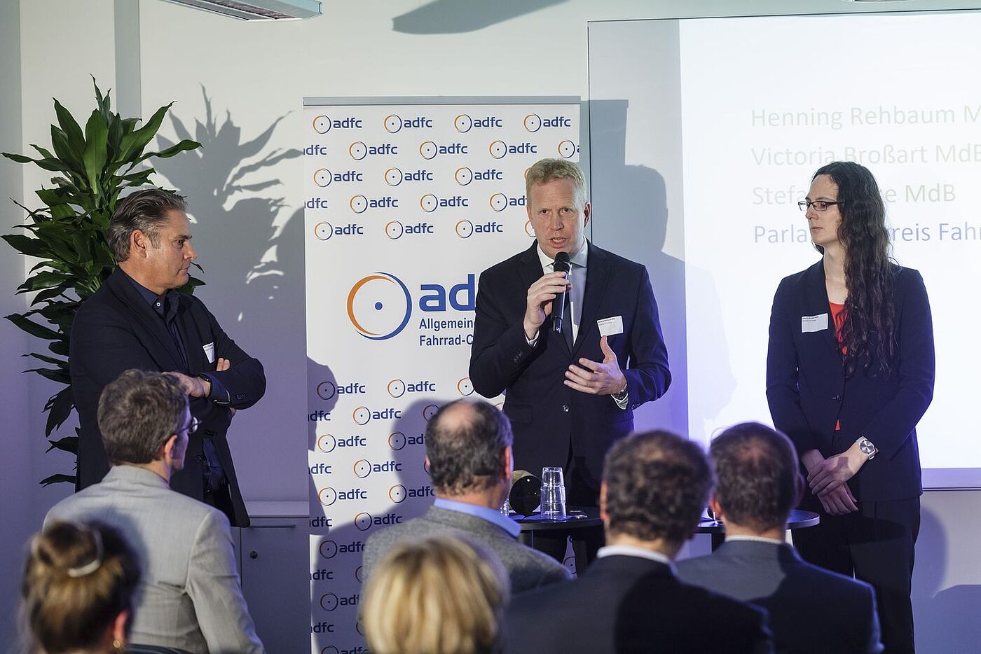 Henning Rehbaum (CDU, im Foto mittig) stellte den Parlamentskreis Fahrrad mit Viktoria Broßart (Bündnis 90/Die Grünen) und Stefan Zierke (SPD) vor. Henning Rehbaum (CDU, im Foto mittig) stellte den Parlamentskreis Fahrrad mit Viktoria Broßart (Bündnis 90/Die Grünen) und Stefan Zierke (SPD) vor.